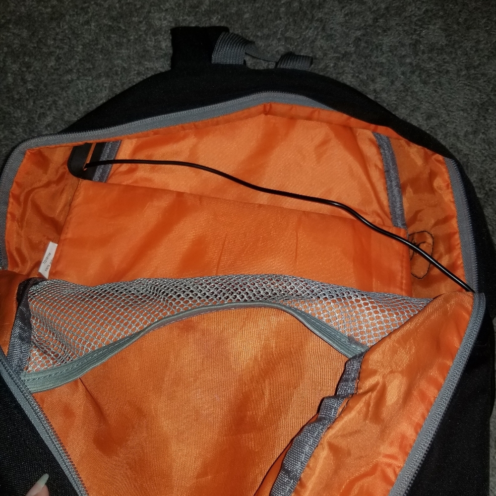 Tinyat Backpack with charging port - Picture 6 of 9